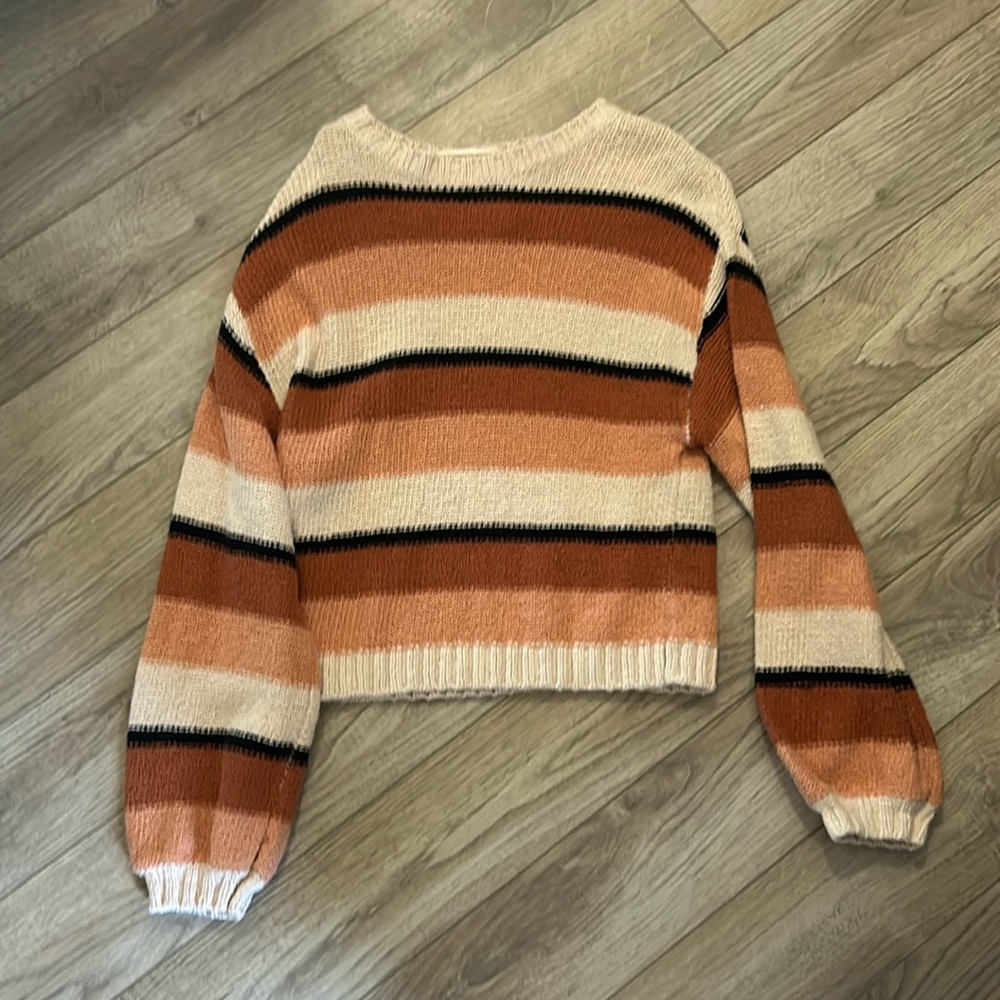 size small billabong sweater
